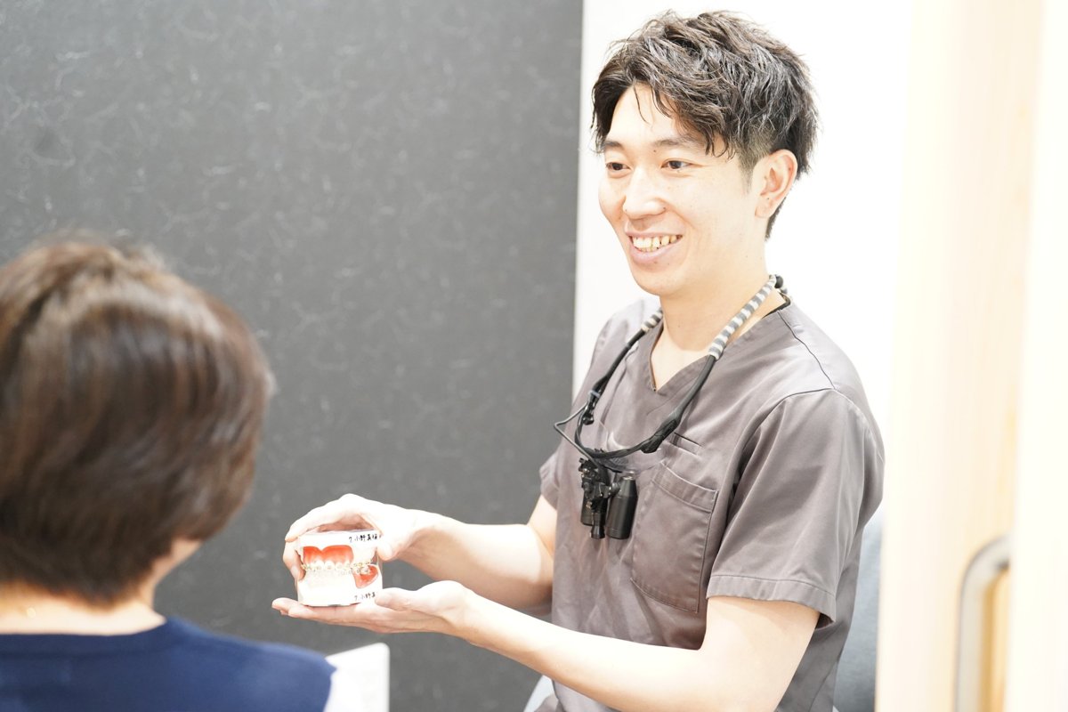 模型を使って説明する歯科医師