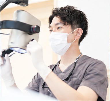 治療を行う歯科医師